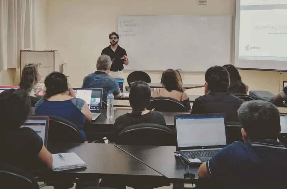 Participantes de una clase de formación en comercio electrónico